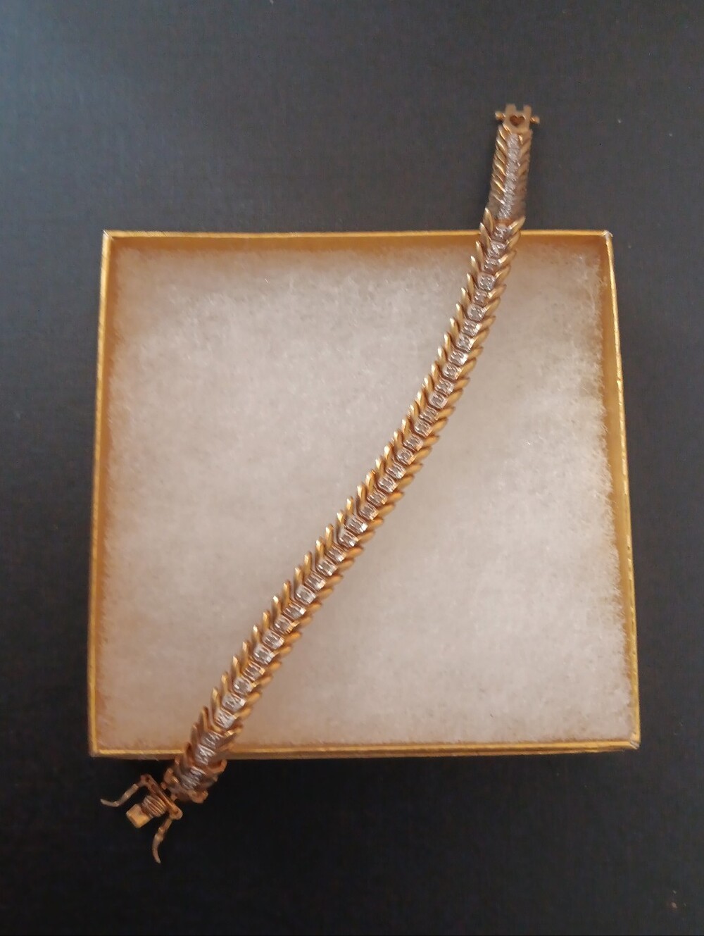 Gold-Tone Woman's Bracelet - Elegant Chevron Link